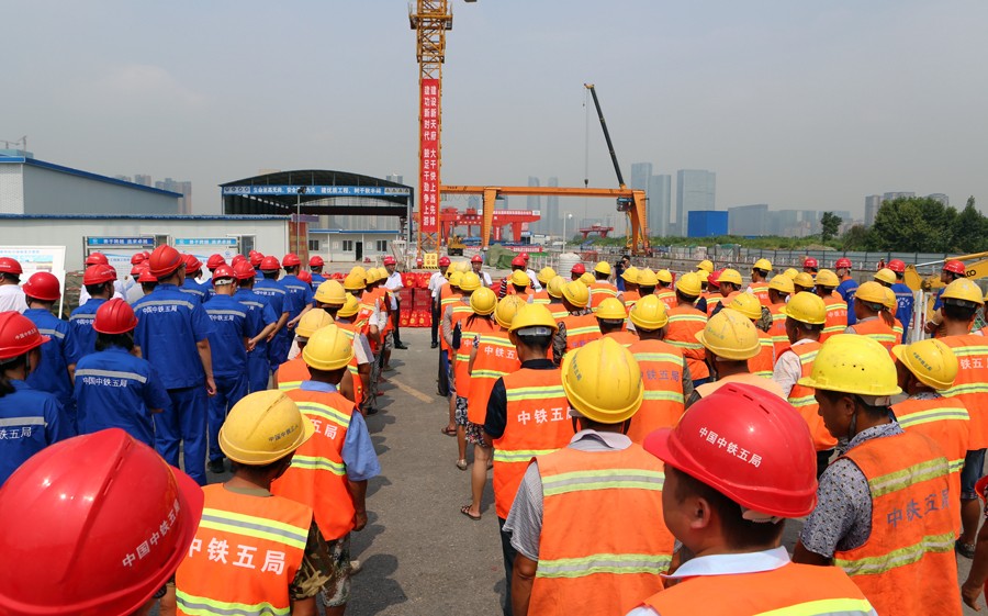 成都市總工會、中鐵城投集團為成都地鐵建設者送清涼